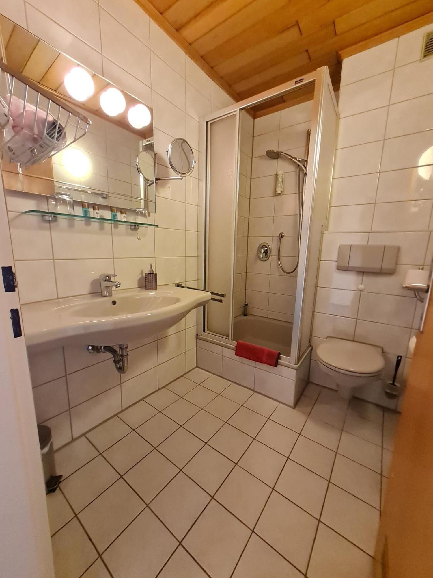 Landguthotel-Barbarossa-Garni bei Hanau Rodenbach  Bagian luar foto