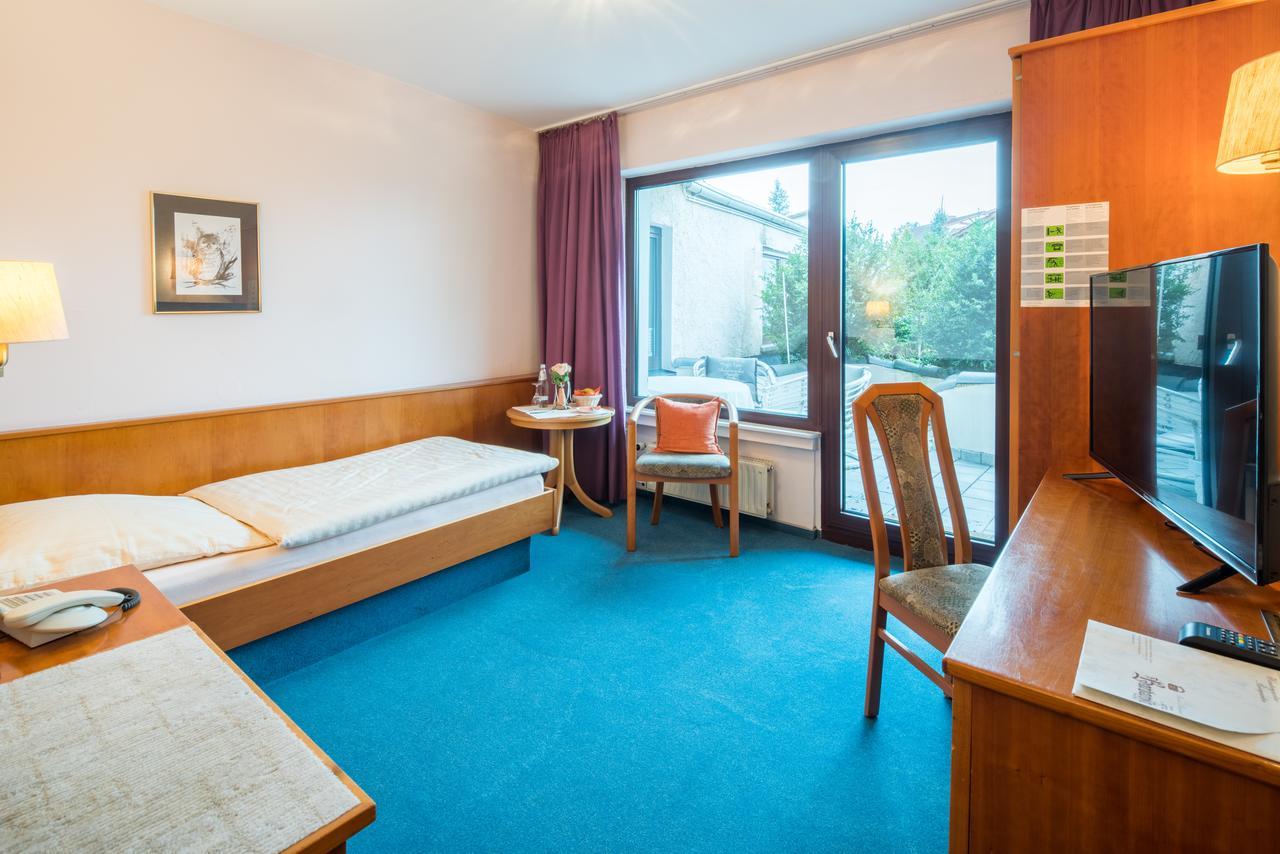 Landguthotel-Barbarossa-Garni bei Hanau Rodenbach  Bagian luar foto